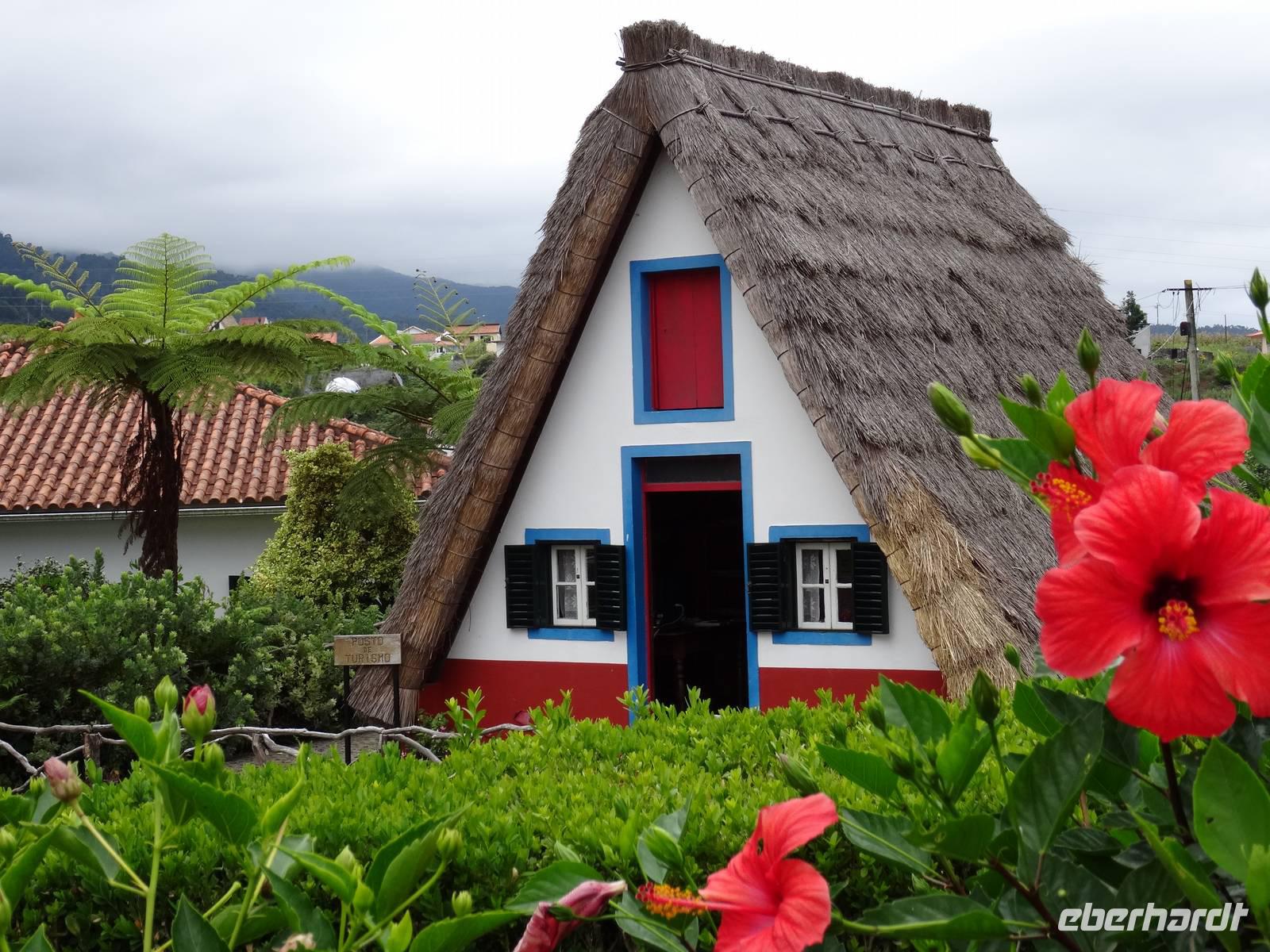 Santana und seine berühmten strohbedeckten Häuser