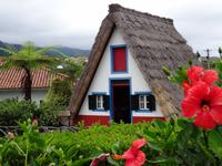 Santana und seine berühmten strohbedeckten Häuser