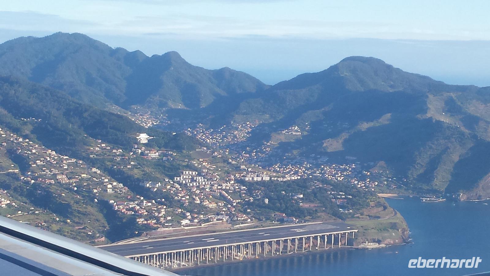 Abschied von Madeira - Blick auf den Flughafen und Machico