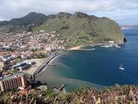 Blick auf den einzigen Sandstrand von Madeira