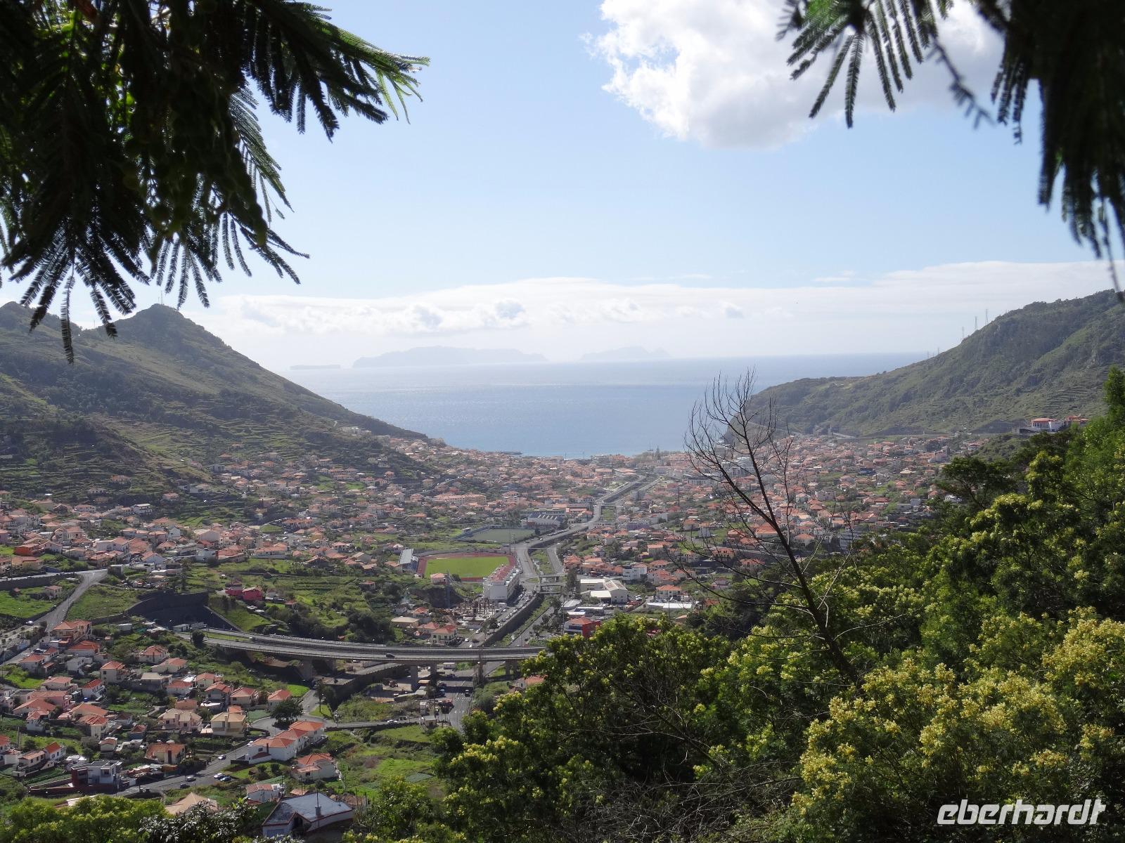 Levada Wanderung - Blick auf Machico und Atlantik