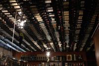 überall Weinflaschen, auch an der Decke