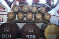 Fässer in der Zuckerrohrfabrik in Porto da Cruz