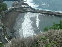 Badestrand mit schwarzem Sand