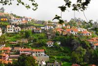Ein Dorf am Steilhang