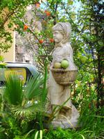 Das kleine Mädchen mit dem Obstkorb