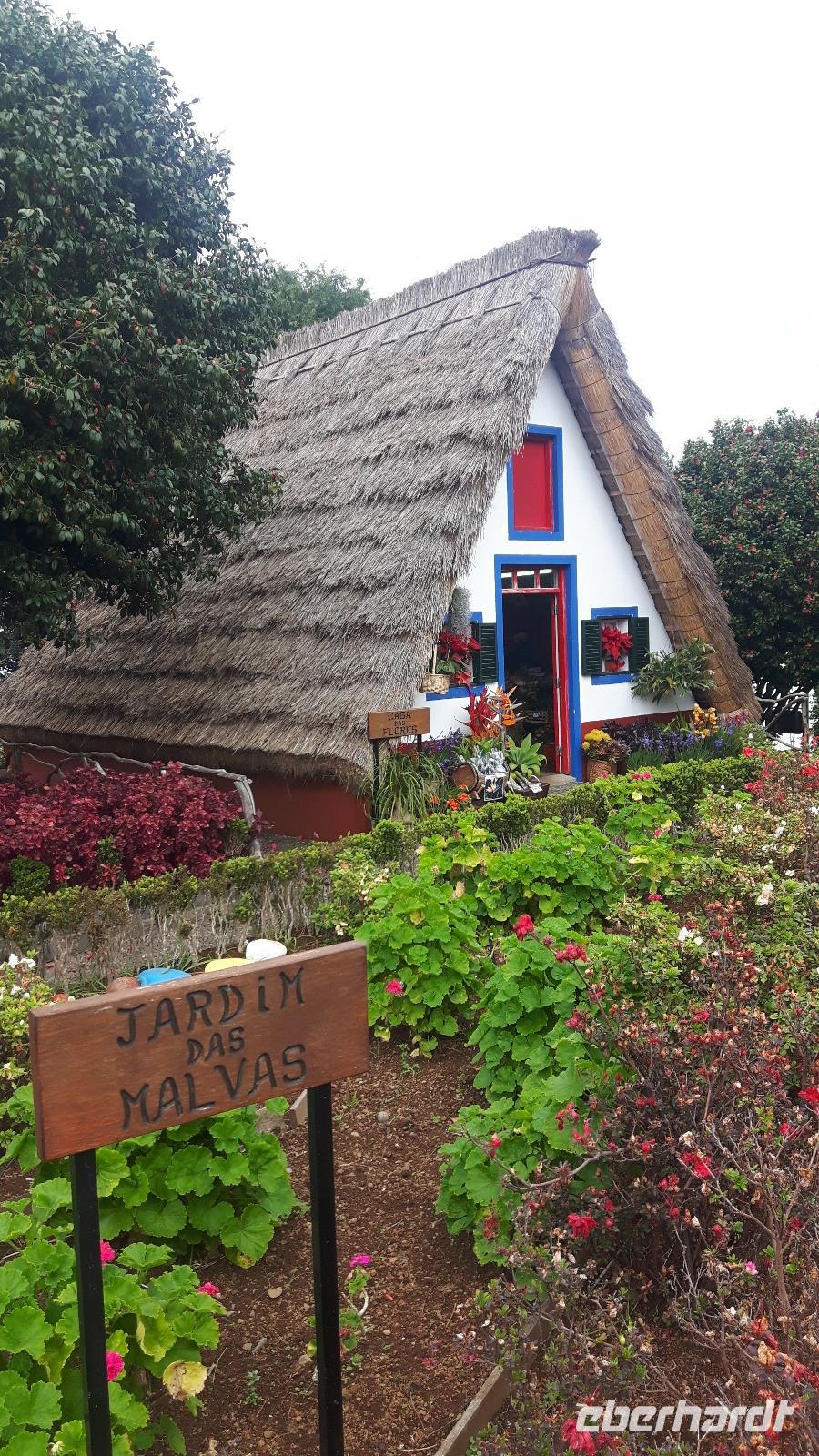 Santana - traditionelle strohgedeckte Häuser...