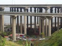 unter der Landbahn des Flughafens entlang