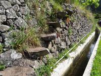 Entlang der Levada von Marocos - alte Treppe