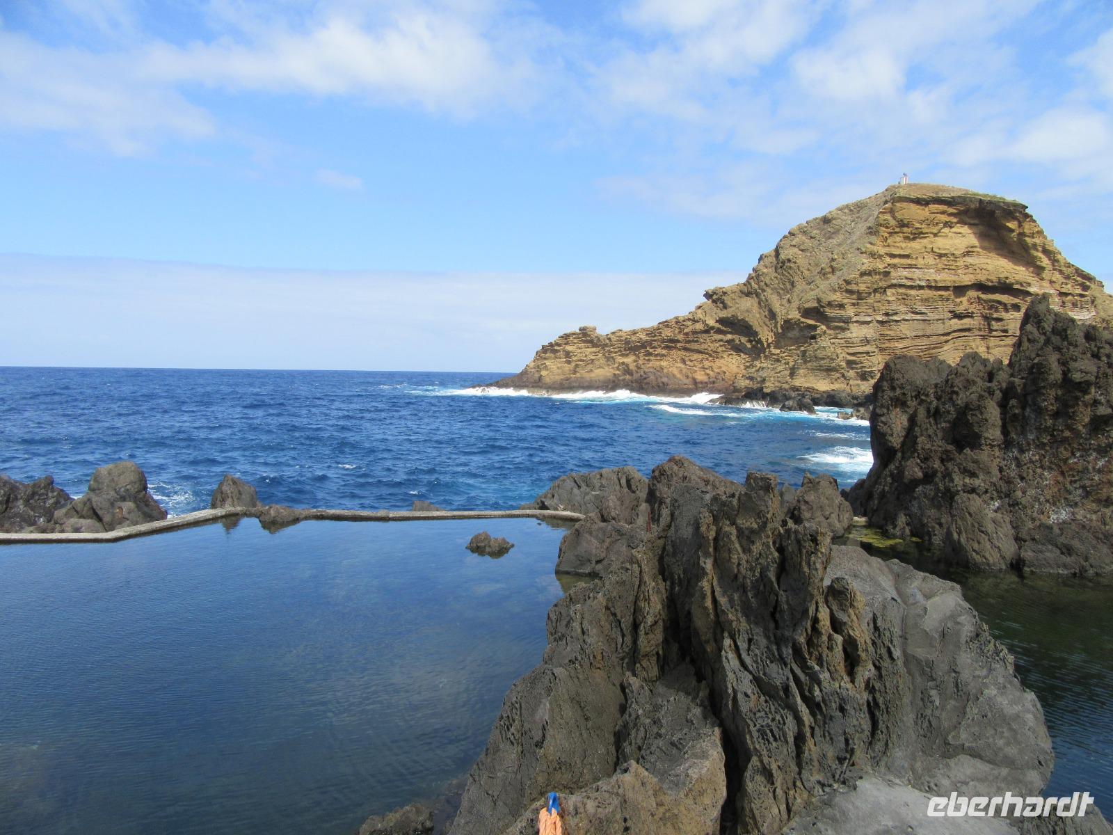 Natürliches Salzwasserbecken mit Atlantik