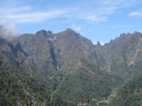 Blick vom Aussichtspunkt Balcoes auf den höchsten Berg Madeiras 