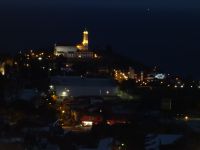 nächtlicher Blick auf die Kirche des heiligen Martin von der Quinta Estacao in Funchal