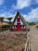 Traditionelles mit getrocknetem Weizen gedecktes Haus in Santana
