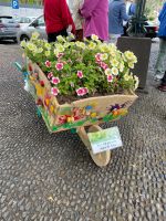 Jeder Kindergarten Madeiras gestaltet eine Schubkarre vor der Kirche Machicos