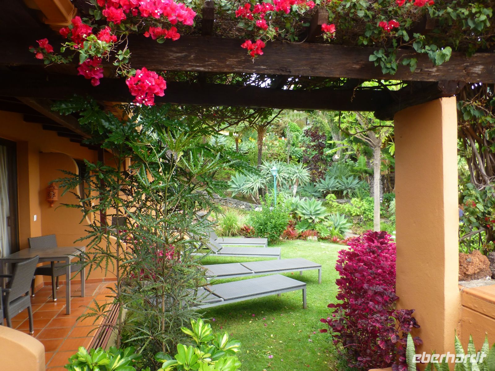 … mit einer Terrasse vor dem Zimmer…