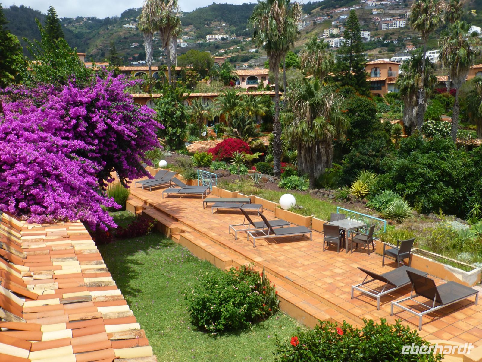 ... und weitläufigen Liegebereichen...