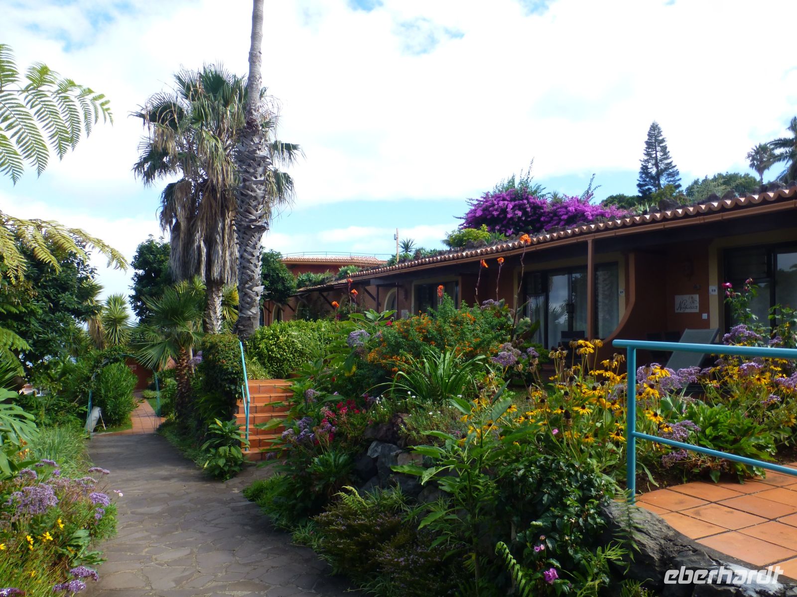 Um die üppige Vegetation kümmern sich fünf Gärtner.