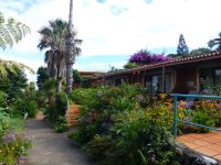 Um die üppige Vegetation kümmern sich fünf Gärtner.