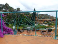 … und selbst die Brüstung ist mit Blumenmotiven verziert.