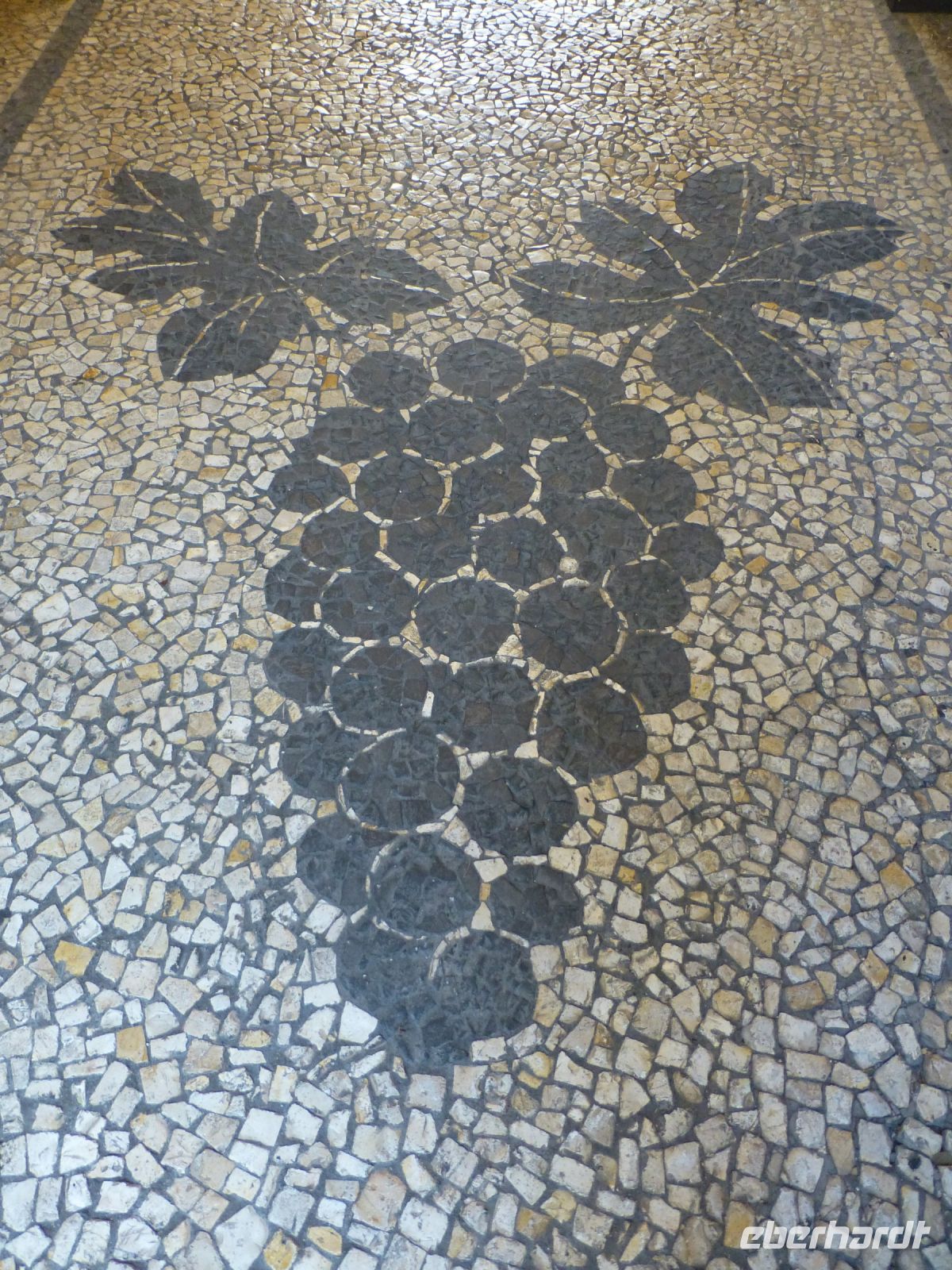 Was bei uns das Ladenschild, ist hier die Pflasterdekoration