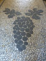 Was bei uns das Ladenschild, ist hier die Pflasterdekoration