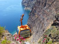 Die private Seilbahn ist die einzige Verbindung zwischen oben und unten