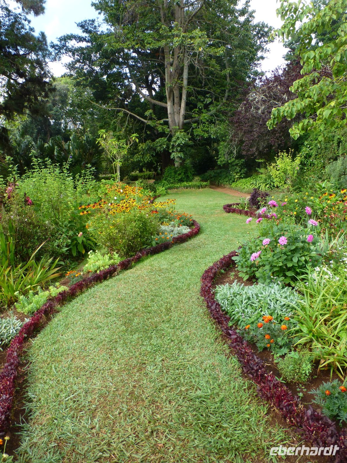 ….geht es durch das Gartenparadies