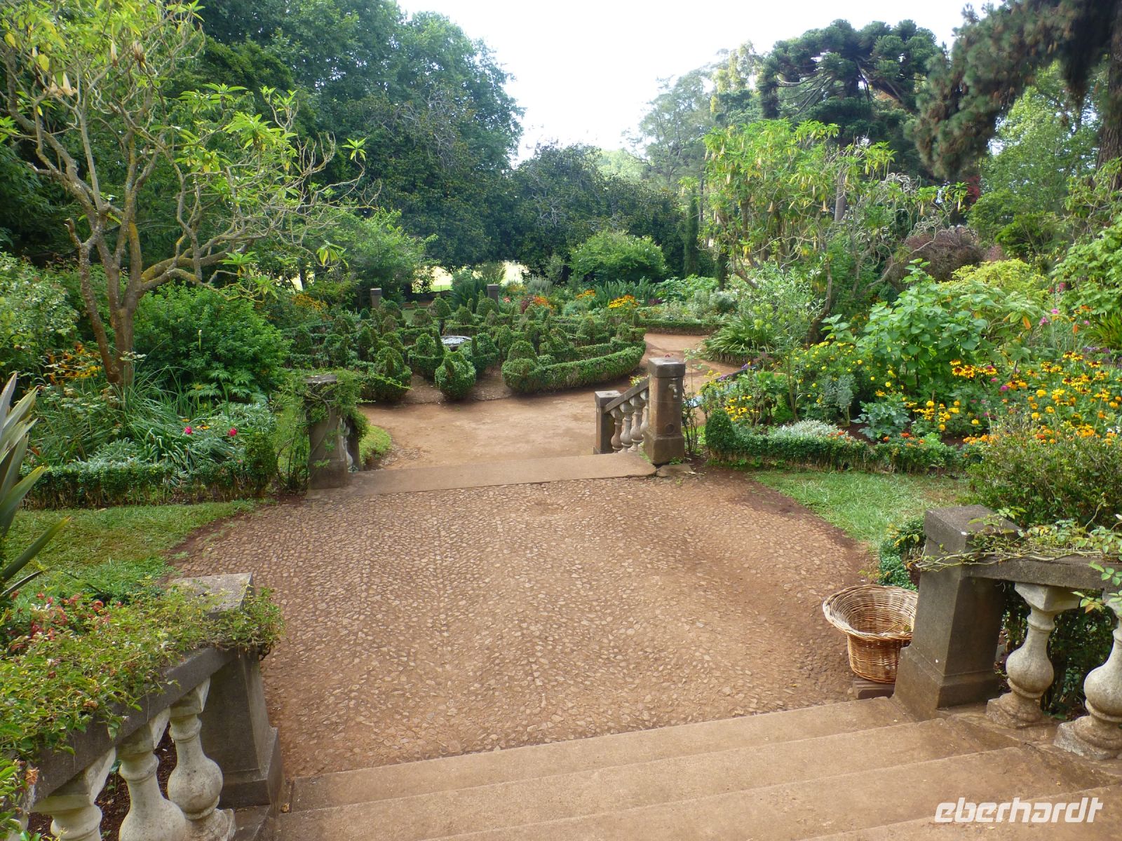 Ein neuer Gartenbereich öffnet sich dem Besucher und verführt ihn, einzutreten