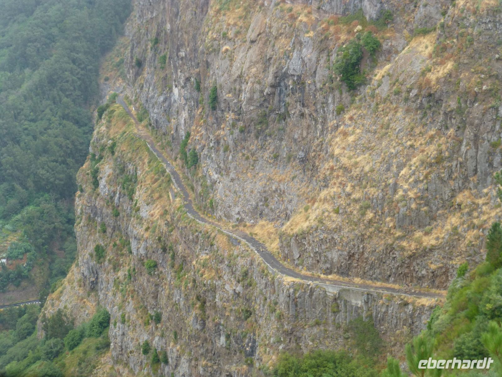 Die alte Fahrstraße, aus dem Hang gemeißelt