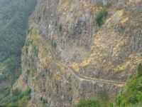 Die alte Fahrstraße, aus dem Hang gemeißelt