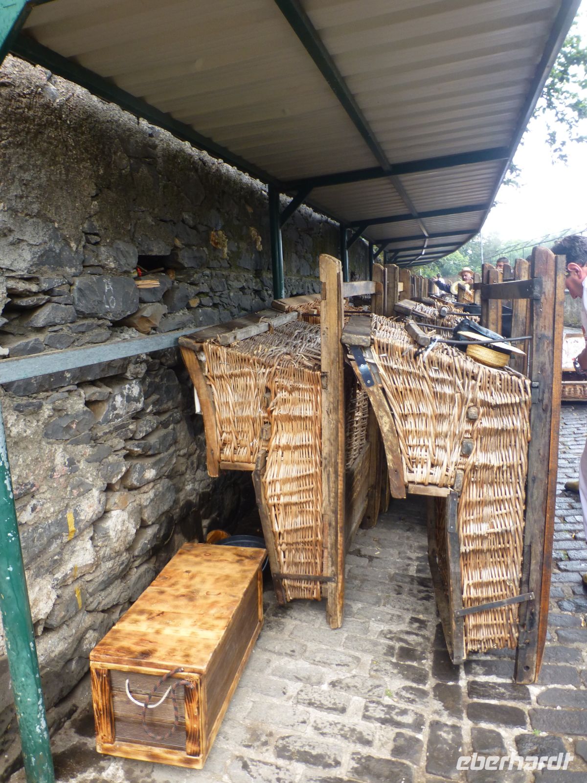 Die Korbschlitten warten auf Kunden