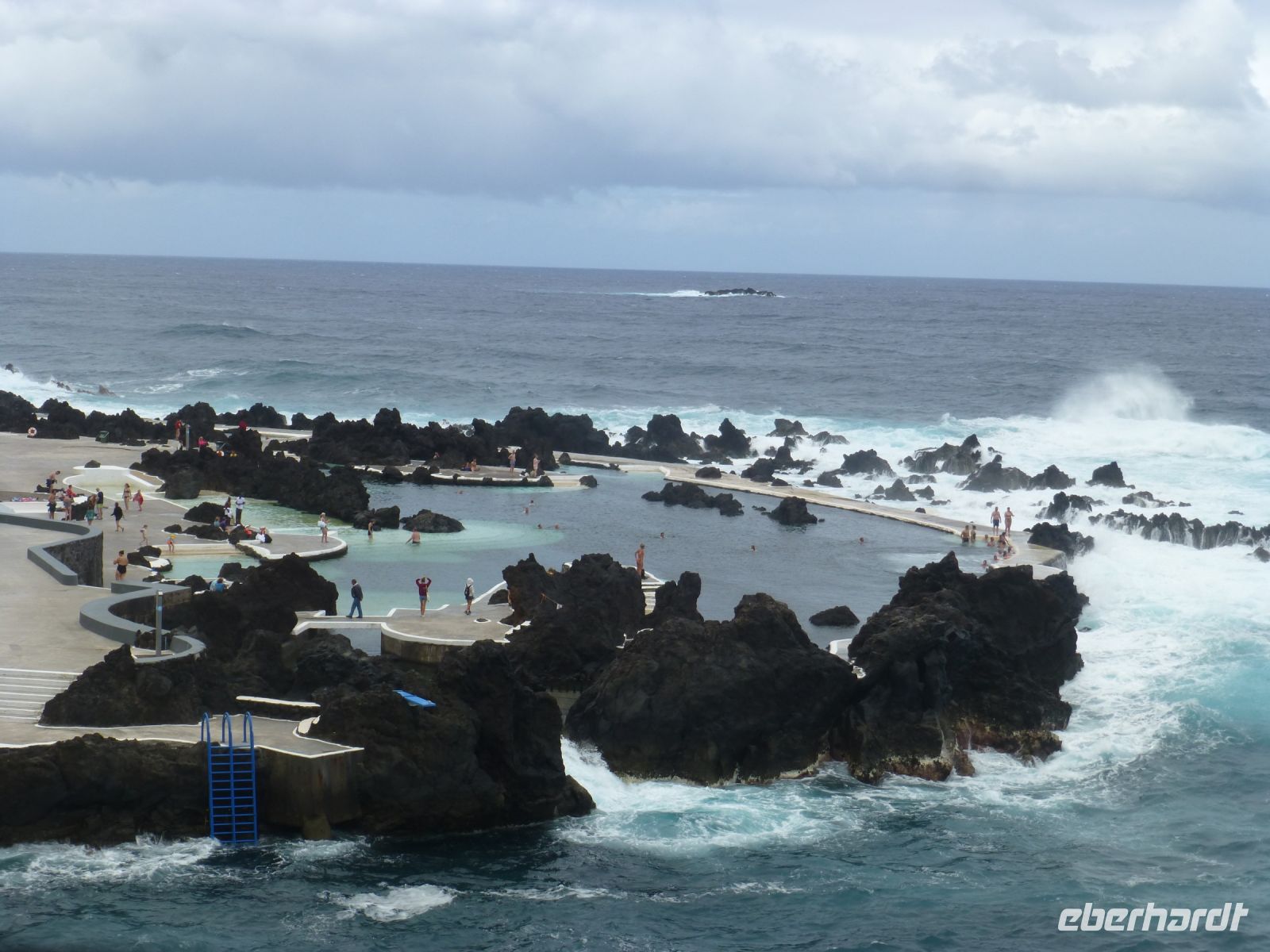 Die Brandung kann den Badenden nichts anhaben