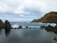Ein großer Swimming Pool, gefüllt mit Meerwasser
