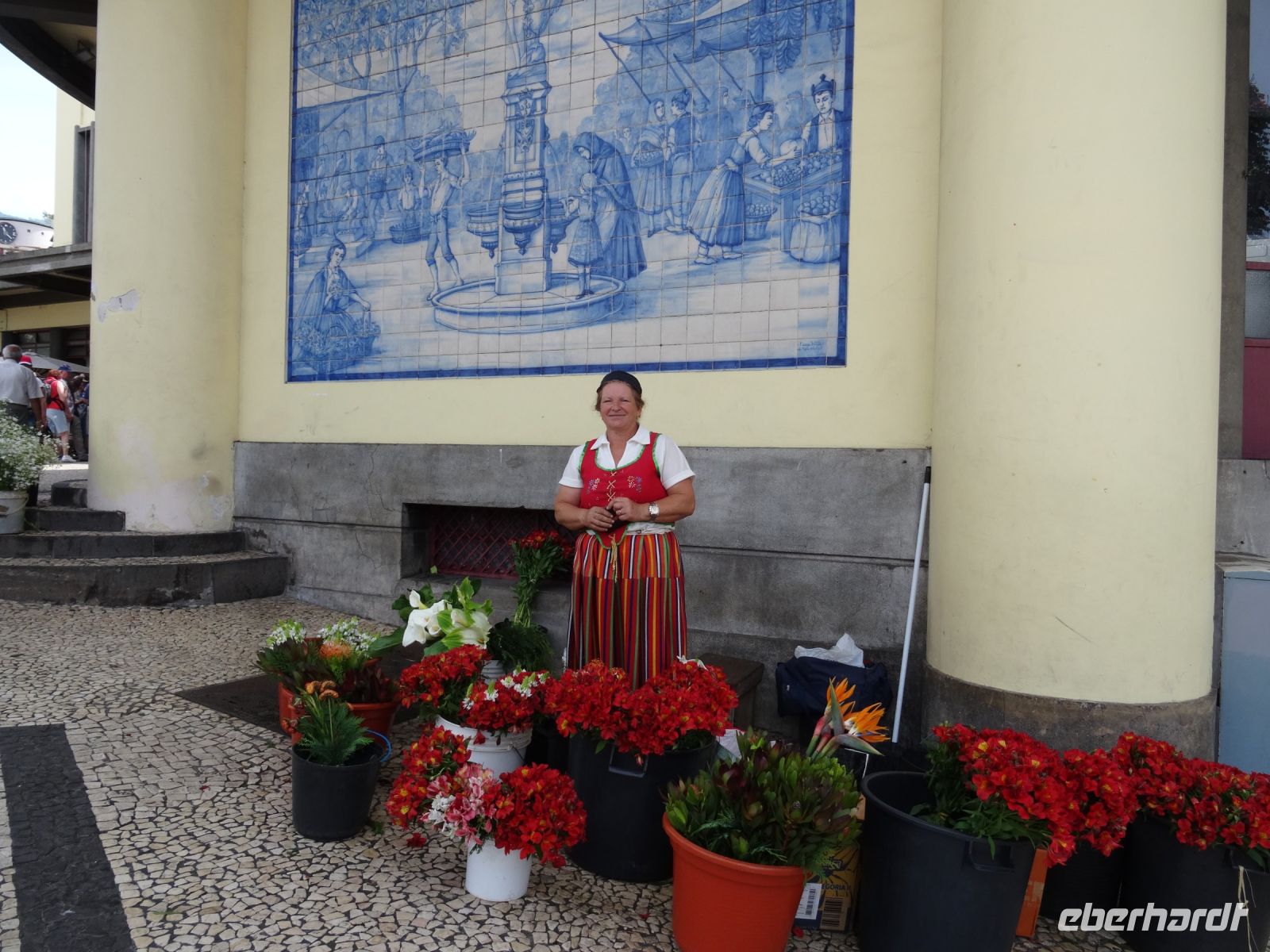 Blumenverkäuferin vor der Markthalle