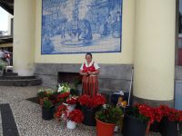 Blumenverkäuferin vor der Markthalle