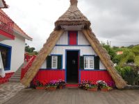 Typische Häuser mit Strohdach in Santana