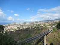 Ausblick von Garten auf Funchal und die Autobahn