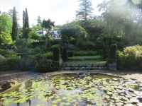 Teich mit der Villa im Hintergrund