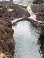 Die Becken und Weg zu Aquarium - Meeresmuseum