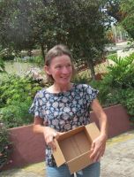 Esmeralda emfängt uns mit Karton ... mit Schmetterlinen - wer findet...