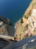 Glasboden mit Blick in die Tiefe