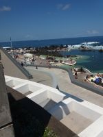 Blick auf die Meeresschwimmbecken