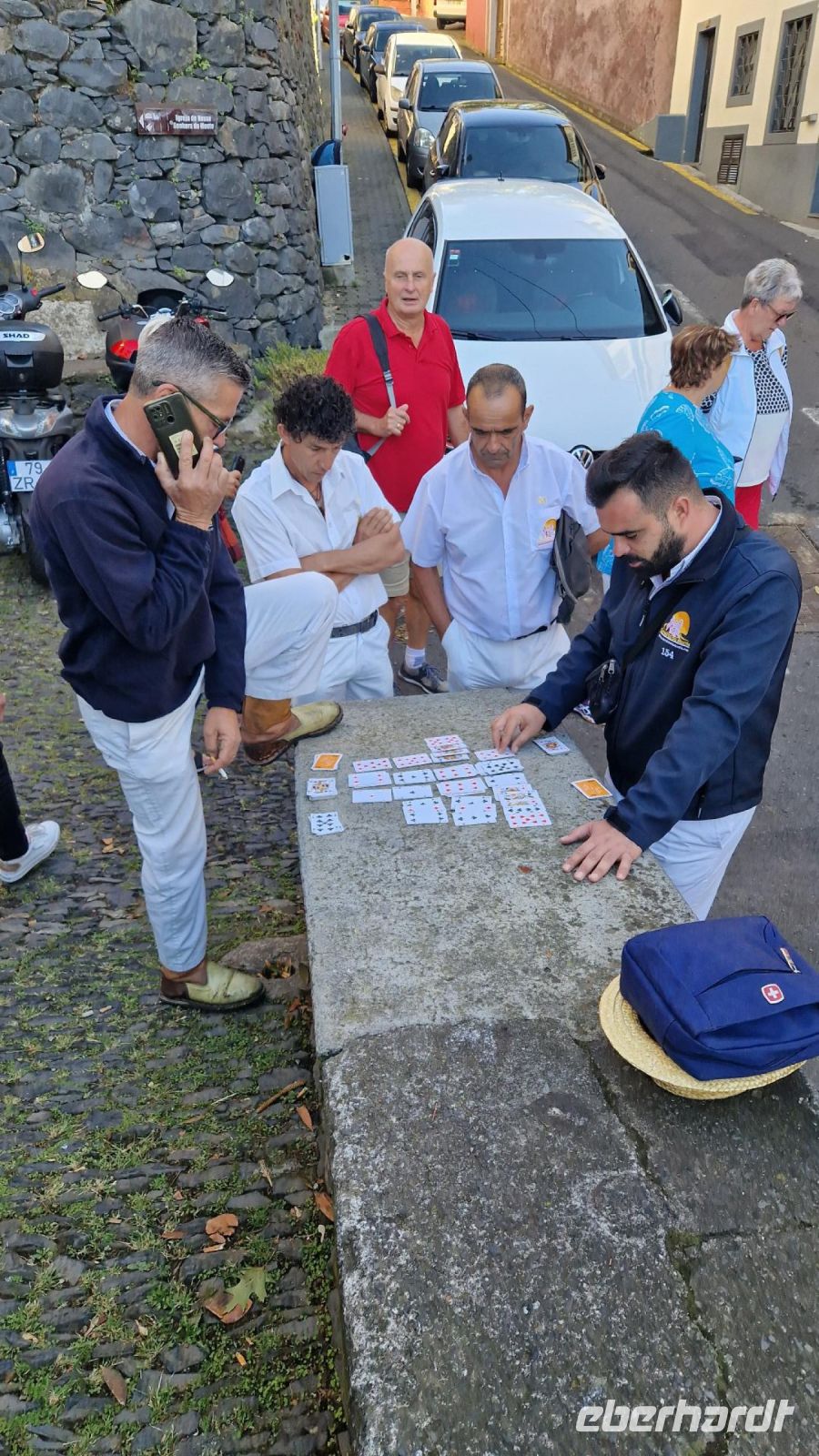 Korbschlittenfahrer beim Kartenspiel.jpg