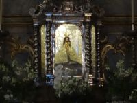 Marien-Statue im Inneren der Kirche