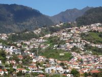 Pico dos Barcelos mit Blick auf den Aussichtspunkt Eira do Serrado = neblige Tanne
