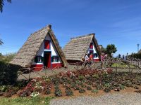 Strohgedeckte Häuser in Santana