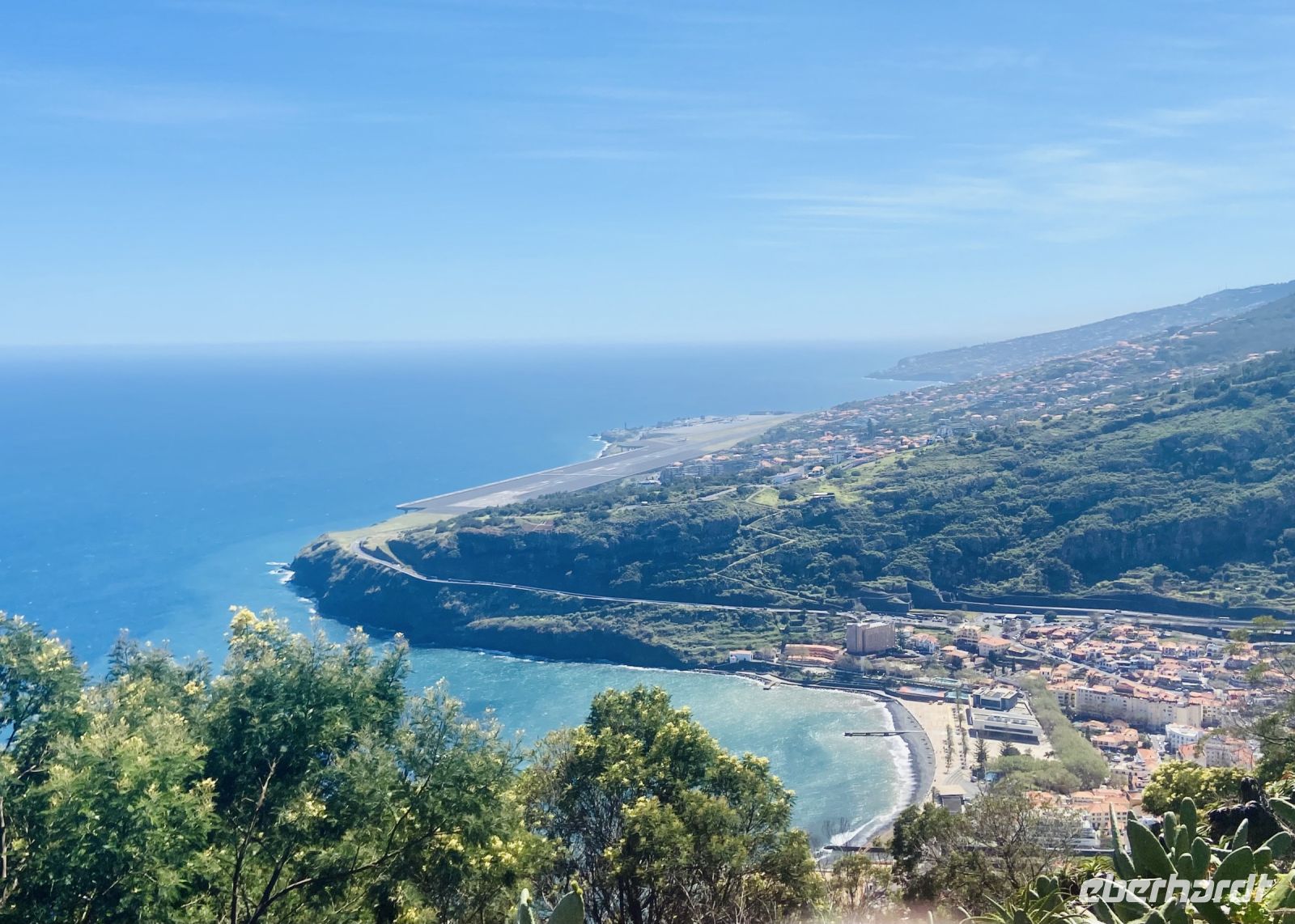 Blick vom Aussichtspunkt Pico do Facho auf den Flughafen 