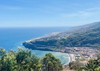 Blick vom Aussichtspunkt Pico do Facho auf den Flughafen 