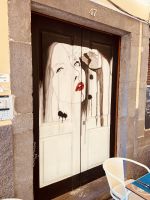 Kunst auf Haustüren