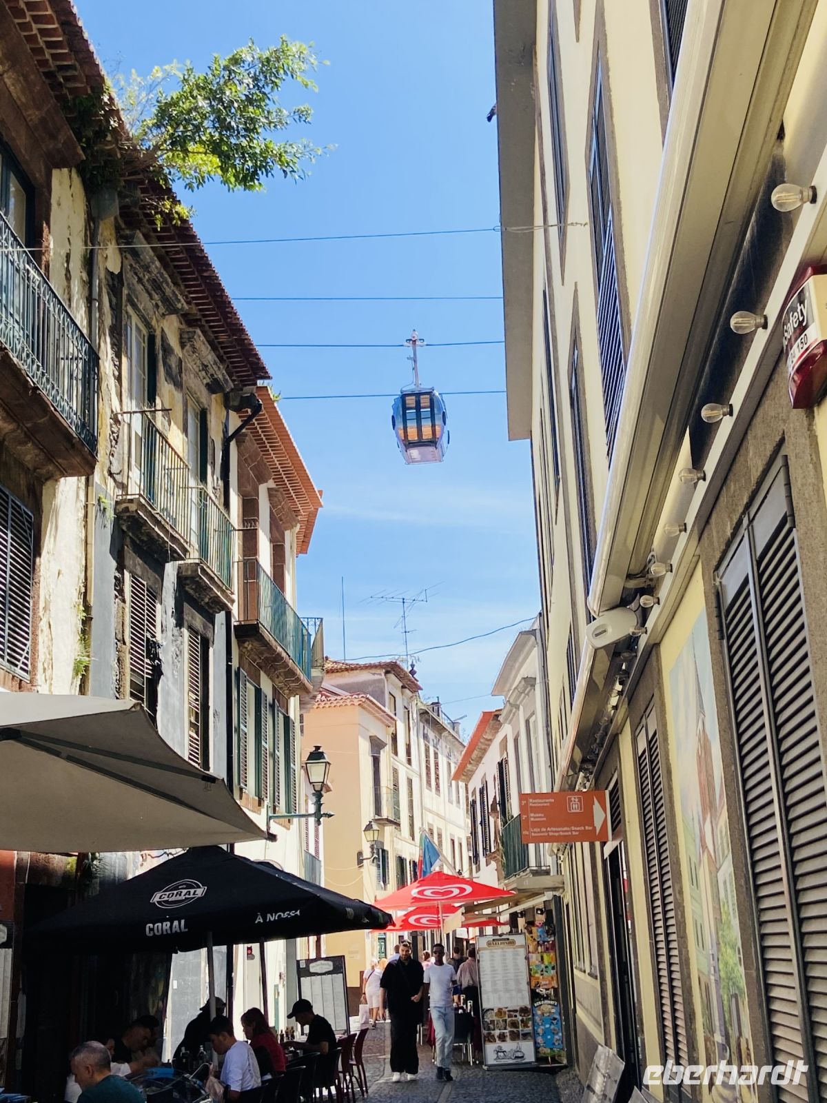 Seilbahn nach Monte hoch über der Gasse